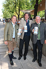 Wirtesprecher Peter Inselkammer, Künstler Maximilian Fliessbach, stellv. Wirtesprecher Christan Schottenhamel mit dem Wirtekrug 2018 (©Foto: MartinSchmitz)